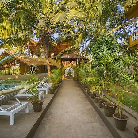 Devarya Wellness Beach Resort Morjim Exterior foto