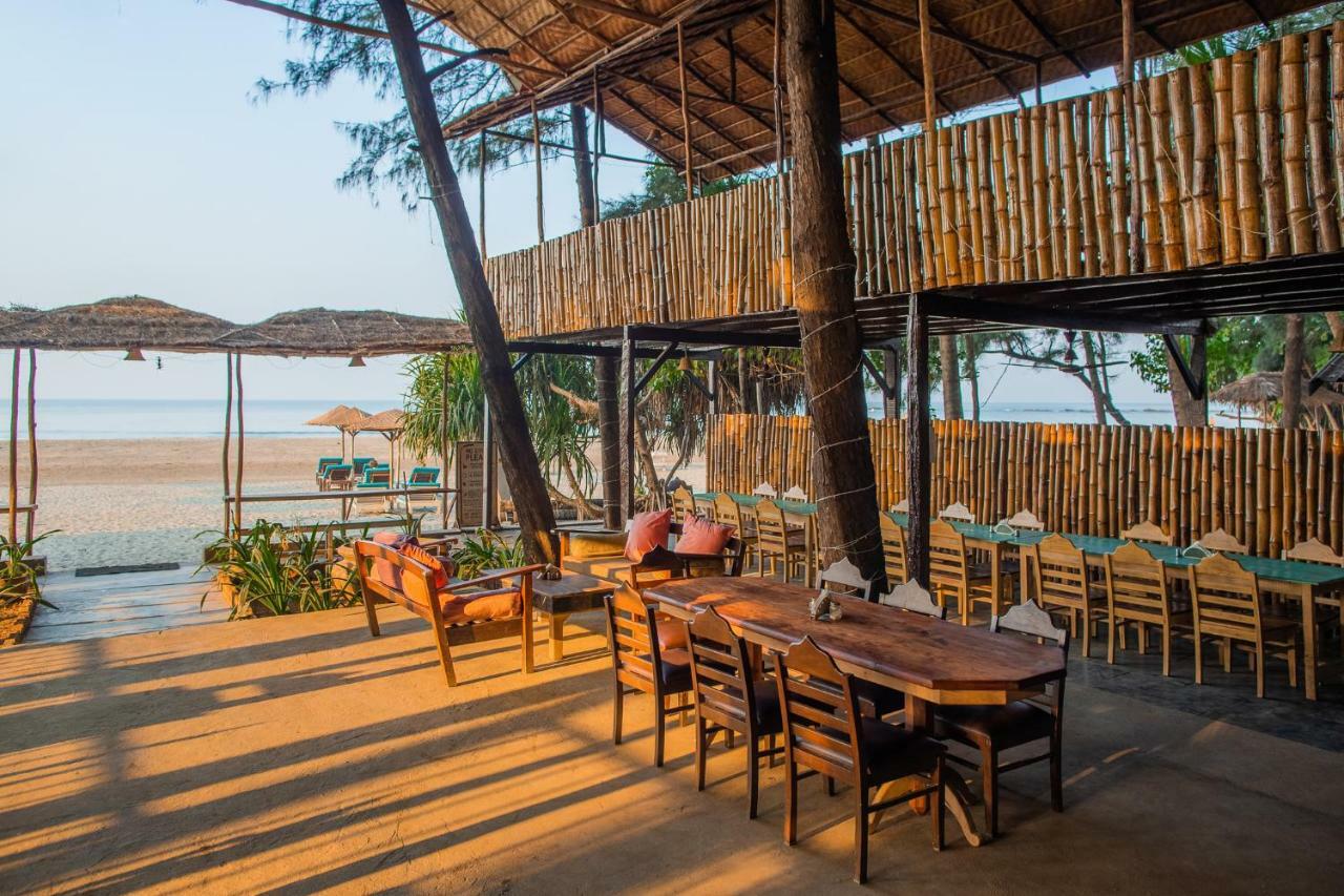 Devarya Wellness Beach Resort Morjim Exterior foto